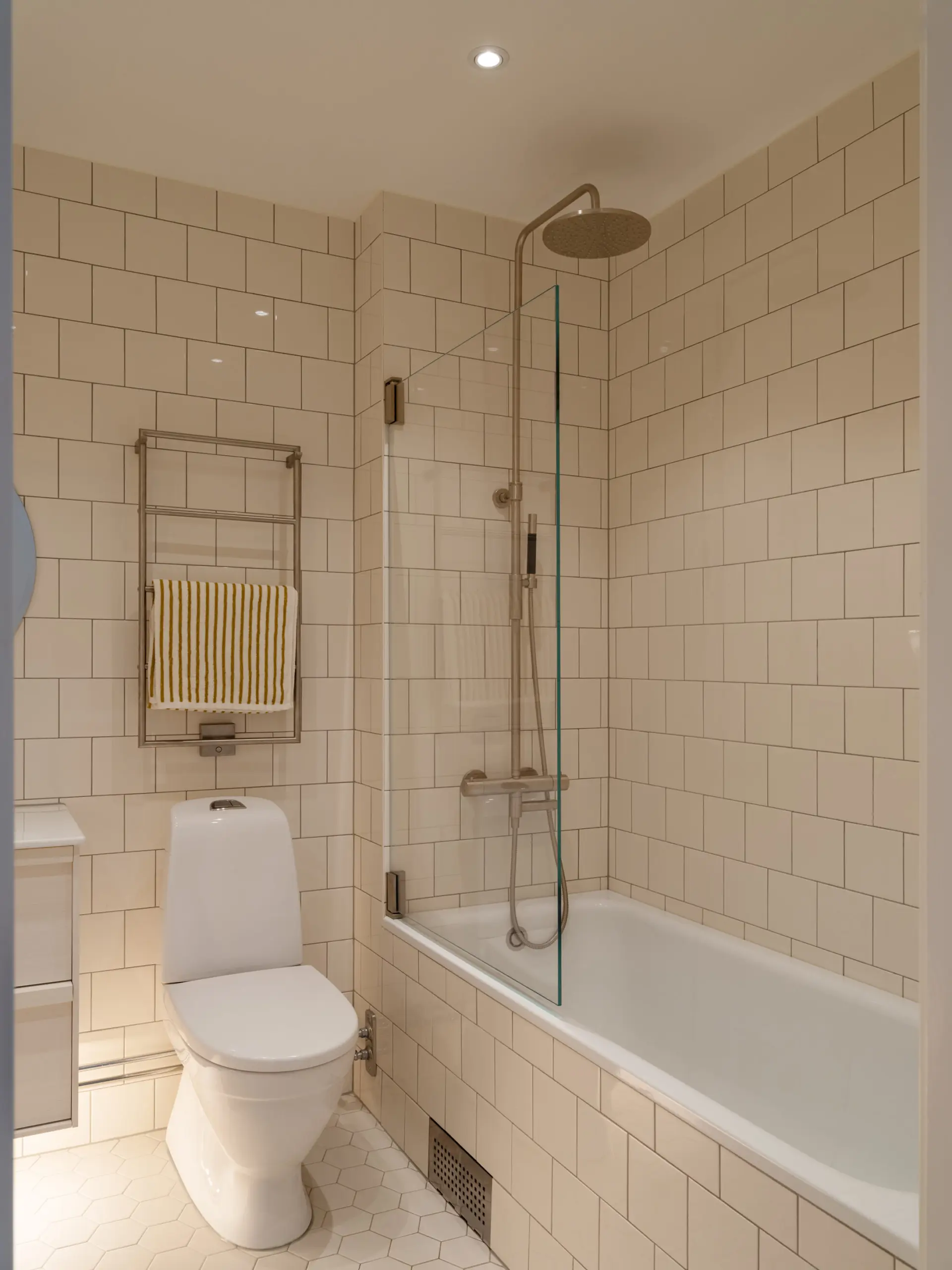 salle de bain moderne blanche