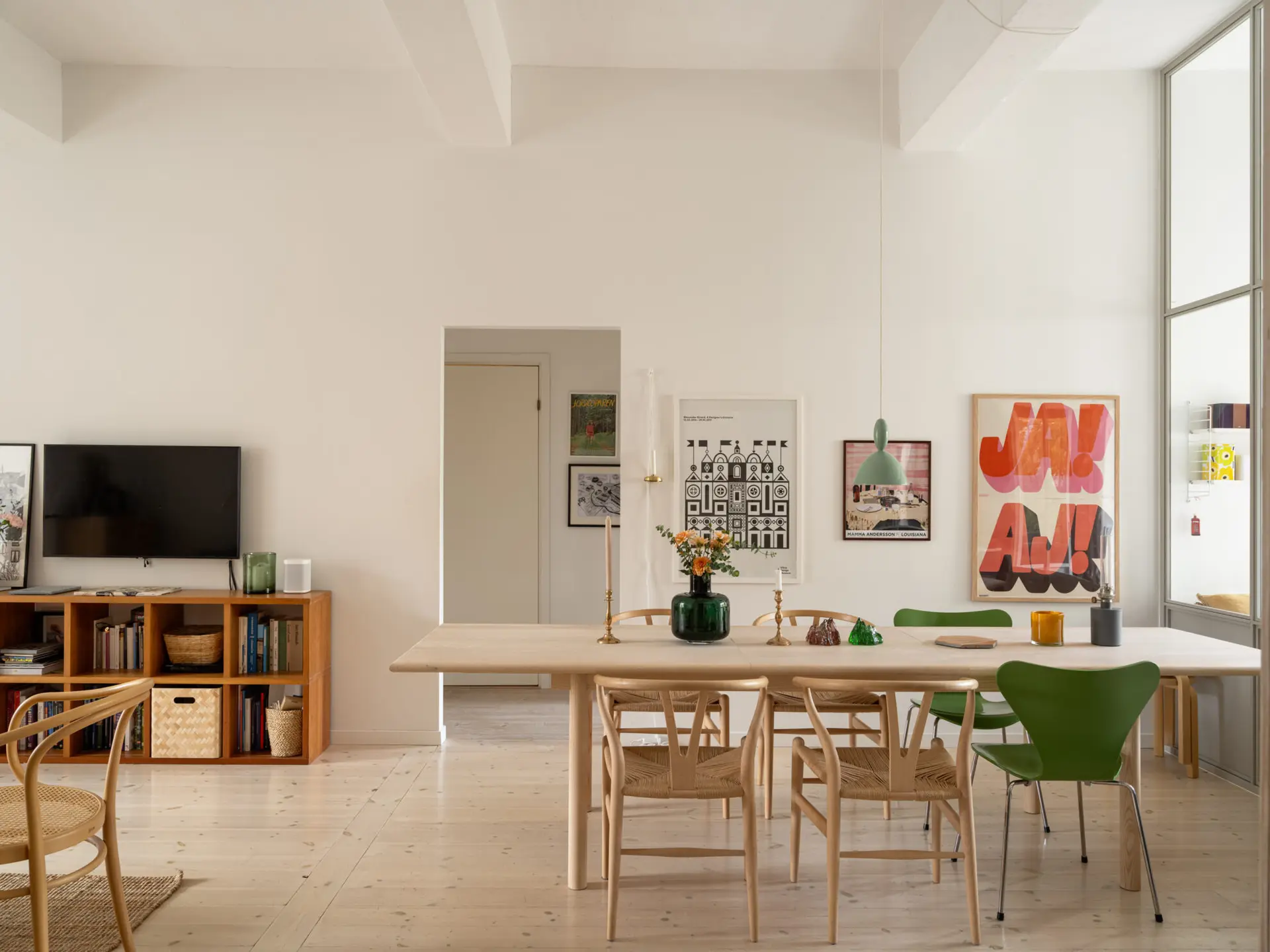salle à manger avec verrière et salon décoration scandinave