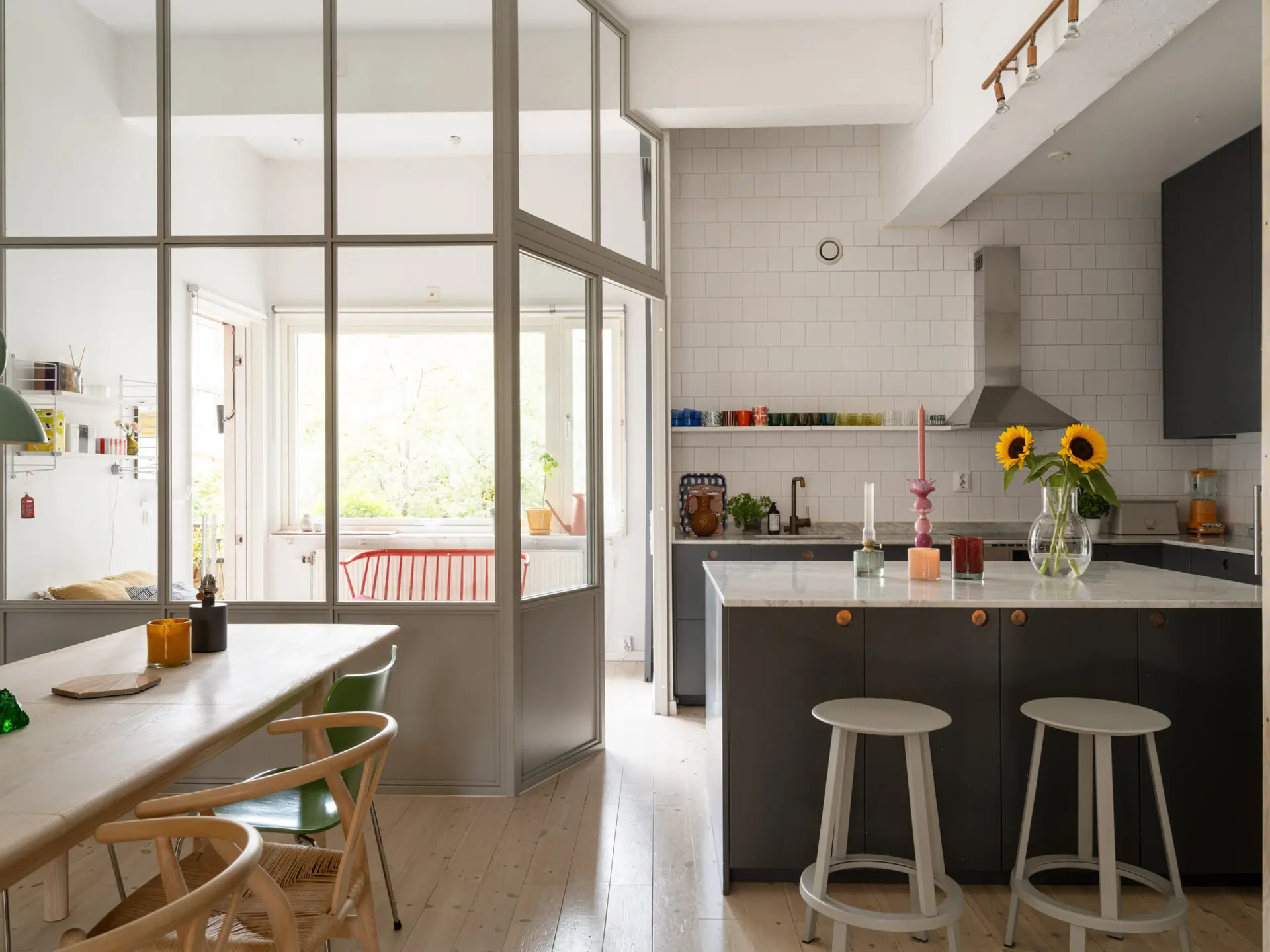 salle à manger avec verrière cuisine ouverte grise décoration scandinave