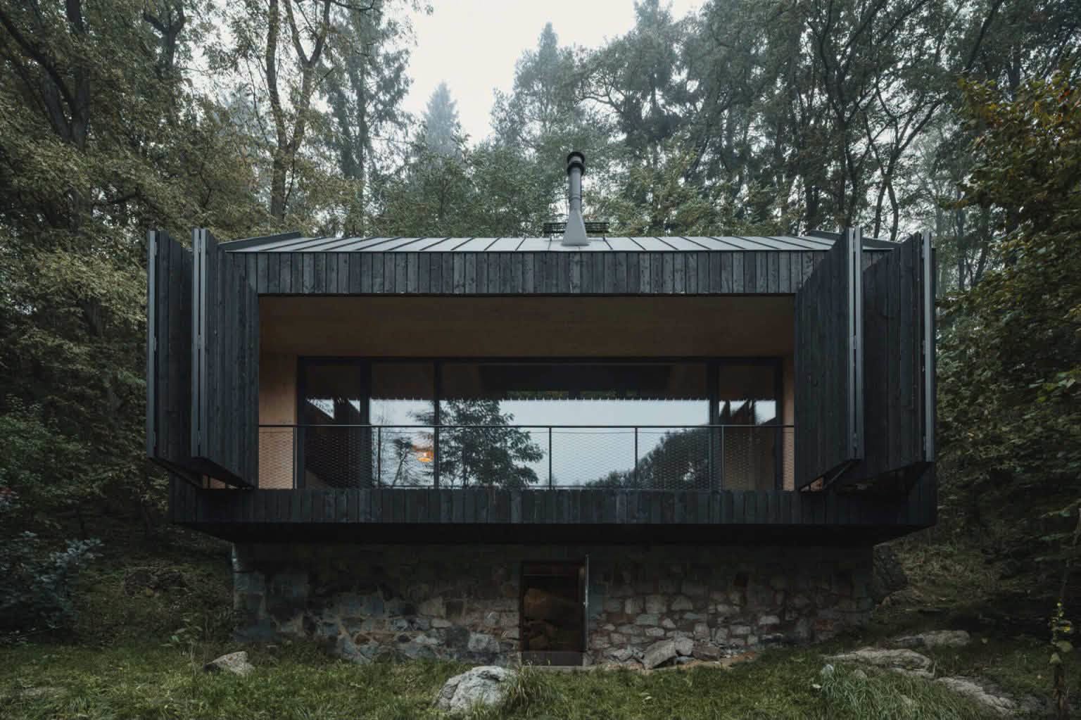 maison noire en bois contemporaine entourée d maison noire en bois contemporaine entourée d'arbres