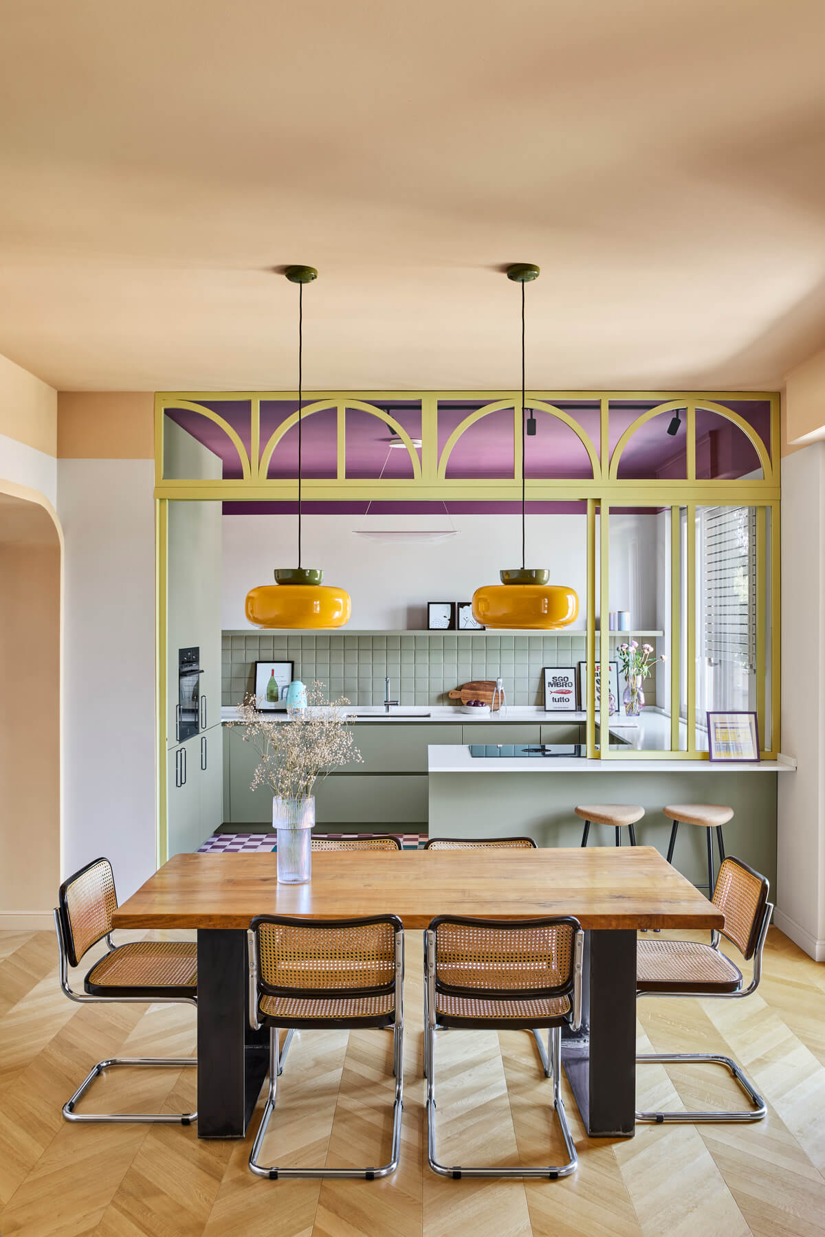 cuisine avec verrière jaune et salle à manger chaises Cesca appartement décoration contemporaine et colorée cuisine avec verrière jaune et salle à manger chaises Cesca appartement décoration contemporaine et colorée