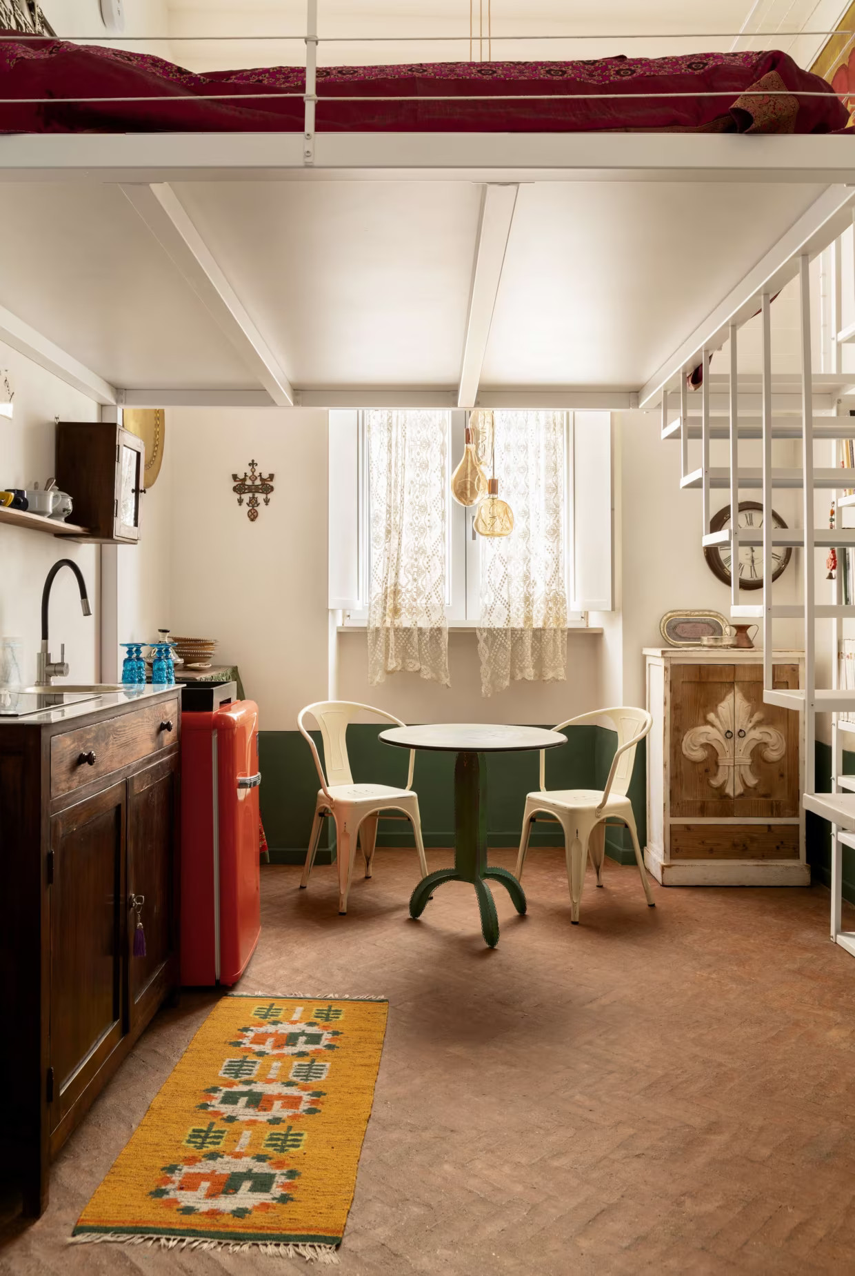 cuisine petit duplex Italie décoration vintage et contemporaine dans ancien hangar réhabilité cuisine petit duplex Italie décoration vintage et contemporaine dans ancien hangar réhabilité