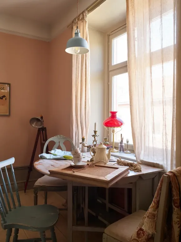salle à manger vintage murs roses décoration scandinave 