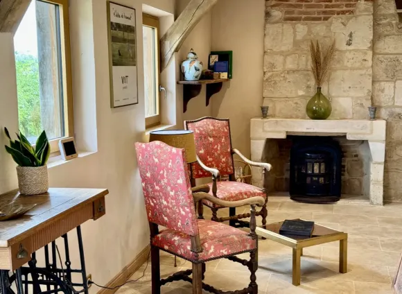 salon avec cheminée en pierres décoration rustique chic maison ancienne rénovée à colombages en Normandie le Clos du Haut