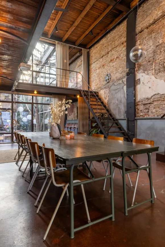 salle à manger vintage murs de briques anciennes maison de ville dans ancien cinéma