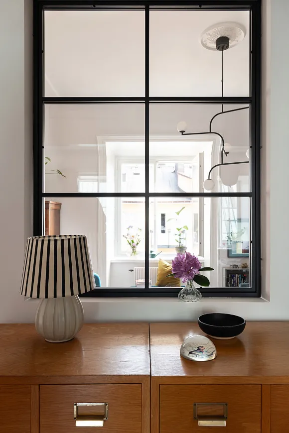 entrée avec fenêtre intérieure décoration scandinave bohème et vintage