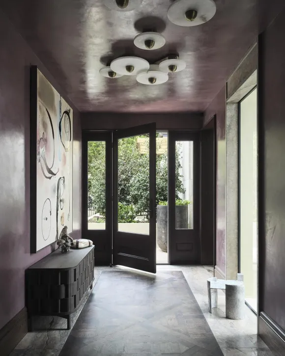 entrée mur et plafond violets décoration contemporaine
