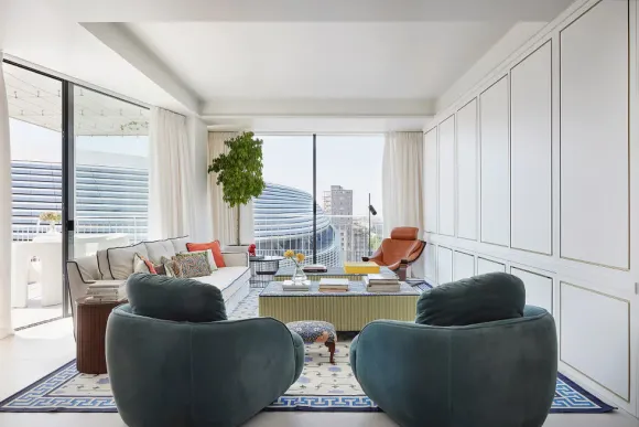 salon décoration contemporaine avec baies vitrées