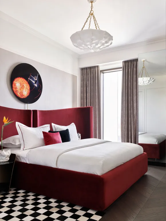 chambre lit velours rouge