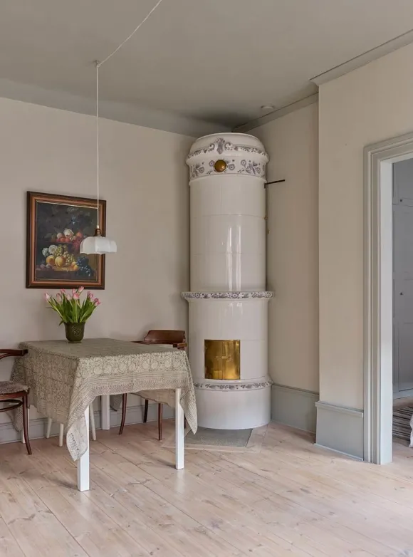 salon avec poêle ancien en faïence décoration scandinave deux-pièces 36m2