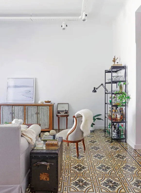 salon avec carreaux de ciment anciens maison rénovée