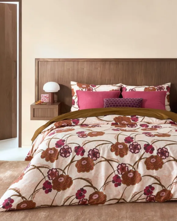 chambre style asiatique moderne bois sombre dominante rouge