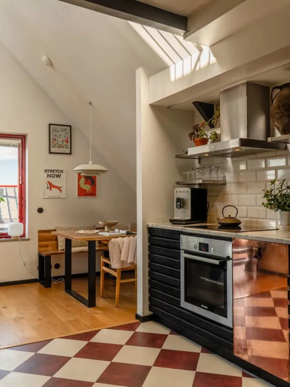 cuisine noire design avec sol à damier rouge et blanc dans appartement en duplex décoration scandinave