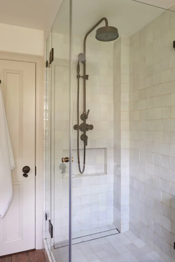 salle de bain avec zelliges blanches