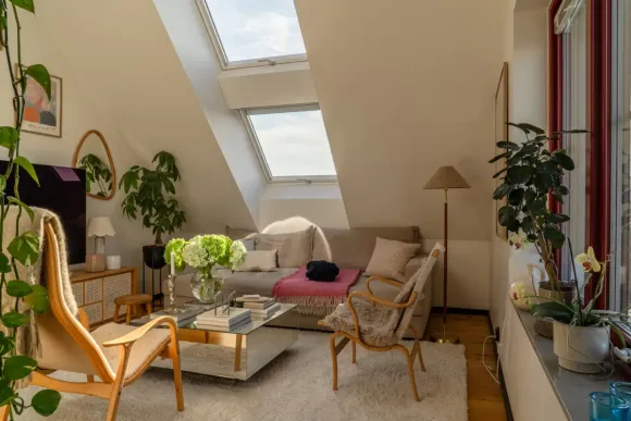 salon double hauteur mansardé avec fenêtres de toit velux décoration scandinave