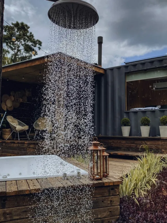 mini maison container avec jacuzzi