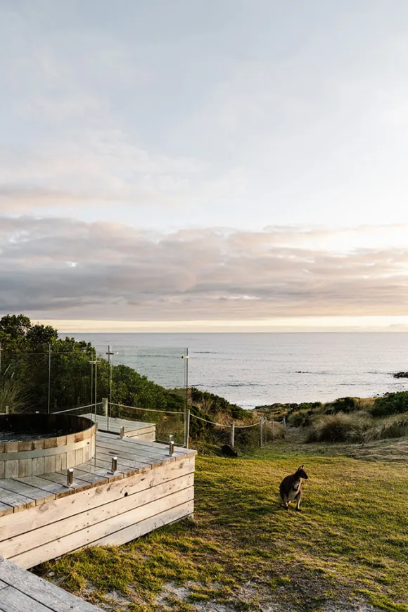 terrasse avec baignoire ronde bois maison contemporaine en bois face à l'océan Austral Shore House King Island Tasmanie