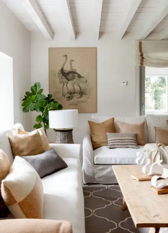 salon avec poutres décoration rustique chic maison rénovée Espagne