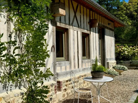 maison ancienne rénovée à colombages en Normandie le Clos du Haut