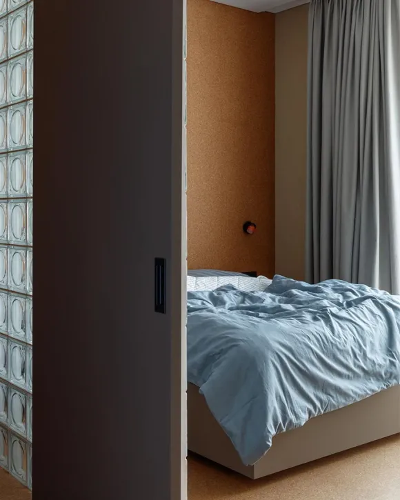 chambre studio 41m2 transformé en deux-pièces décoration contemporaine pavés de verre