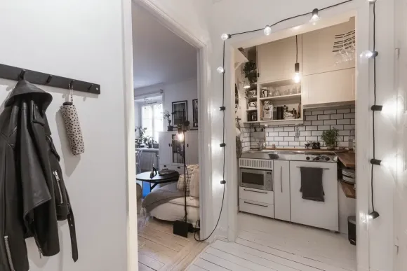 petite cuisine sans fenêtre décoration blanche et scandinave studio 27m2