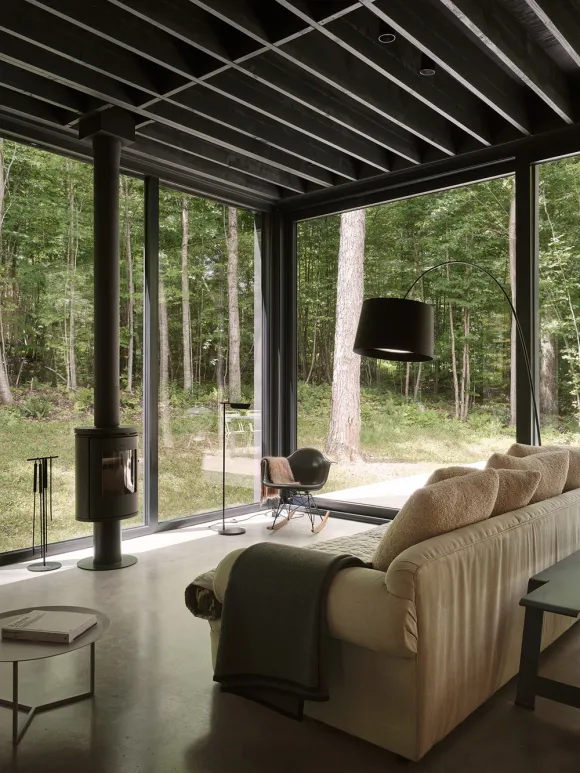 salon avec baies vitrées et poêle maison en bois contemporaine décoration design