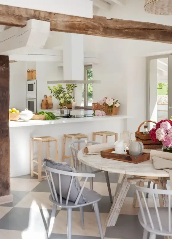 cuisine avec poutres et sol à damier décoration rustique chic maison rénovée Espagne