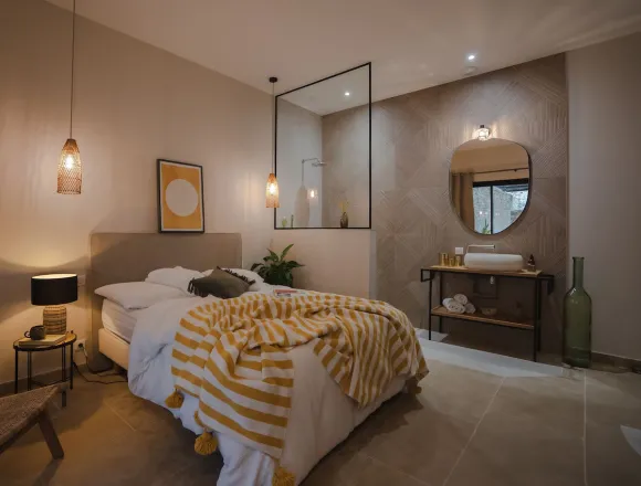 chambre avec salle de bain maison en pierres sèches contemporaine avec piscine Gordes villa AVA