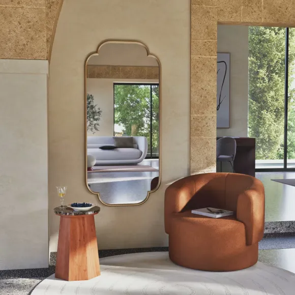 salon avec fauteuil rouille et miroir Art Déco