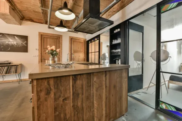 cuisine ouverte et salle à manger sol béton ciré loft 105m2 Amsterdam mur briques anciennes