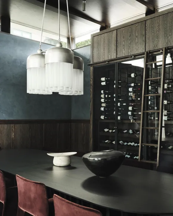 salle à manger avec cave à vin décoration contemporaine