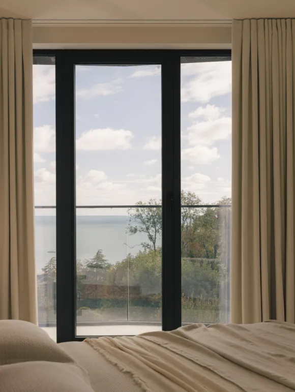 chambre face à la mer décoration contemporaine beige