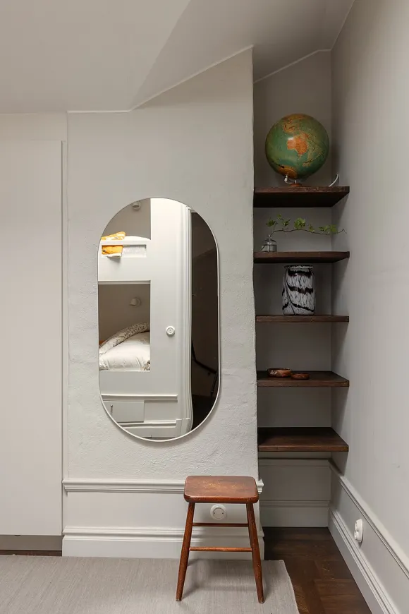 chambre avec miroir maison de ville décoration scandinave