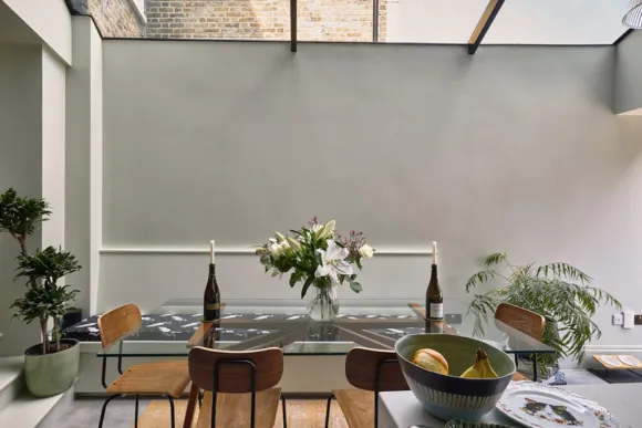 salle à manger dans cuisine bleue shaker sur jardin maison victorienne décoration contemporaine