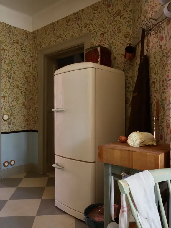 cuisine verte néo rustique papier-peint William Morris Mary Isobel décoration scandinave sol à damier gris et blanc