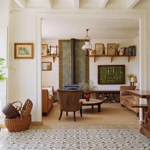salon avec poêle maison de campagne Le Prieuré Maison du Pêcheur Marnay-sur-Seine