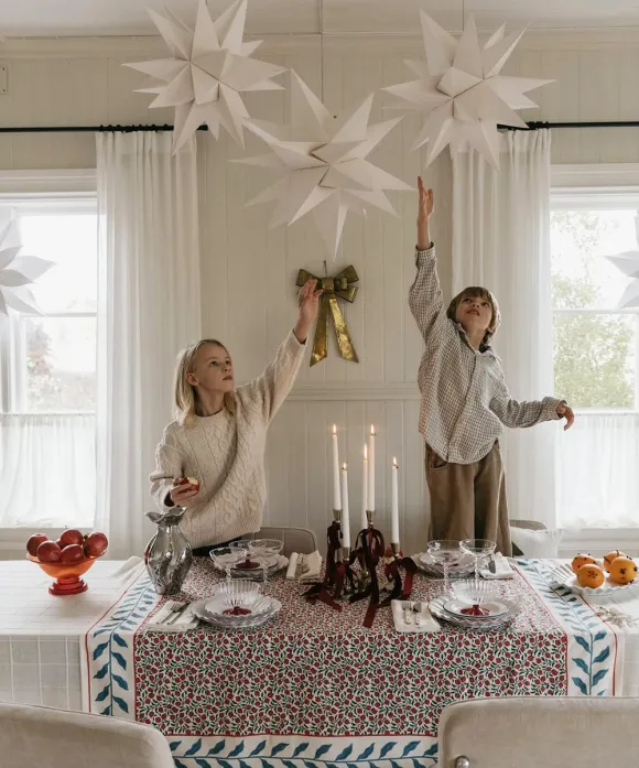 salle à manger décoration de Noël scandinave dans vieille maison en bois