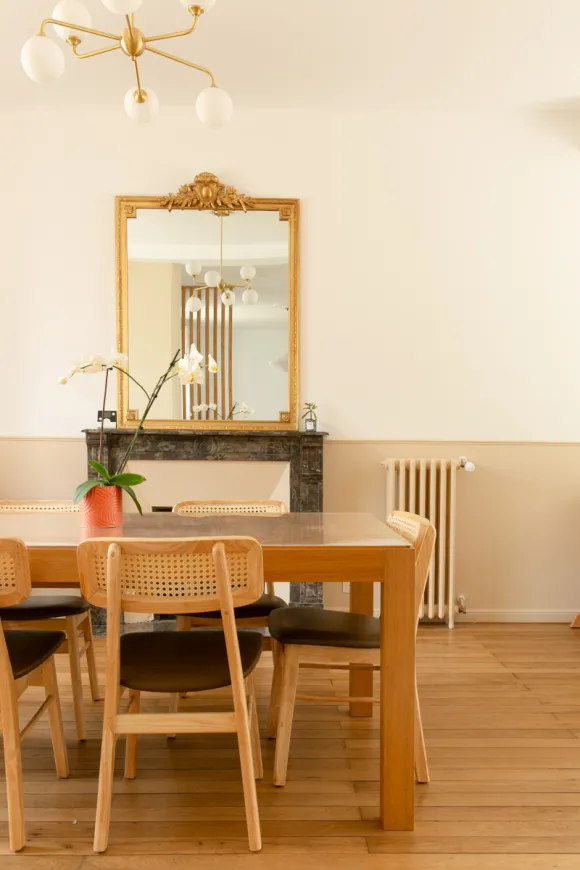 salle à manger avec cheminée ancienne maison rénovée Little Worker