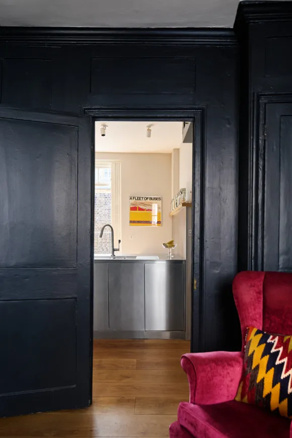 salon murs noirs maison Londres Kensington décoration contemporaine