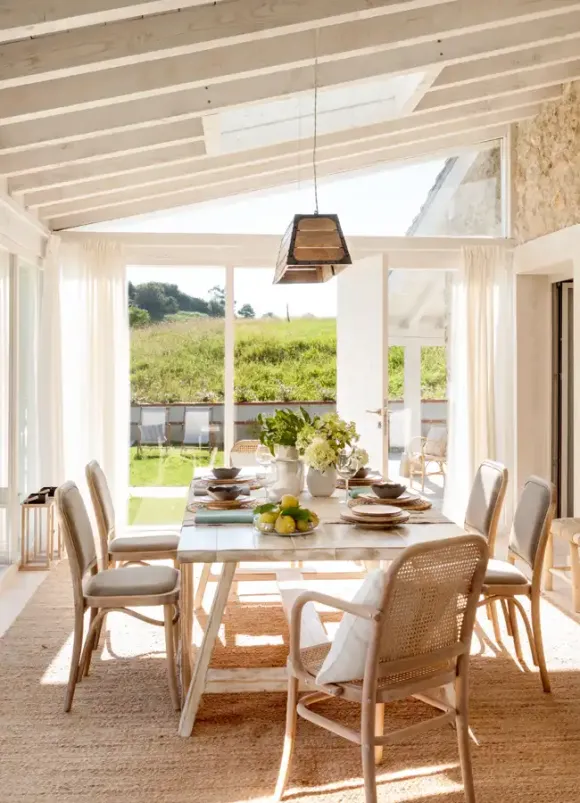 salle à manger avec poutres et mur de pierres décoration rustique chic maison rénovée Espagne