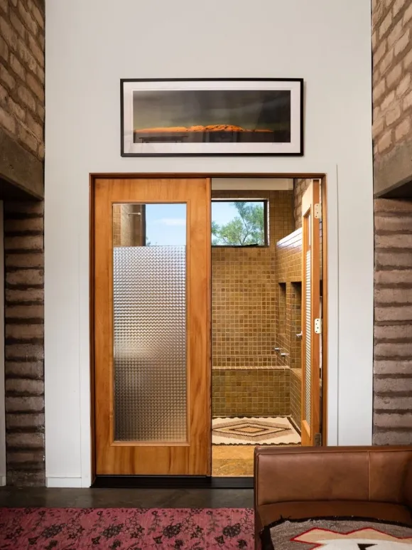 salon murs briques décoration mid-century maison Marfa