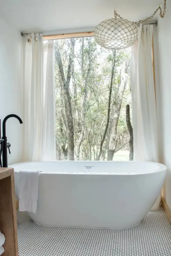 salle de bain design avec baie vitrée