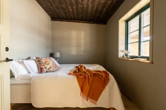 bedroom with wooden ceiling boho decor