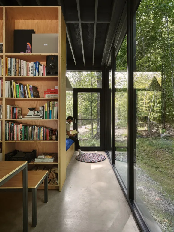 salle à manger avec bibliothèque maison en bois contemporaine décoration design