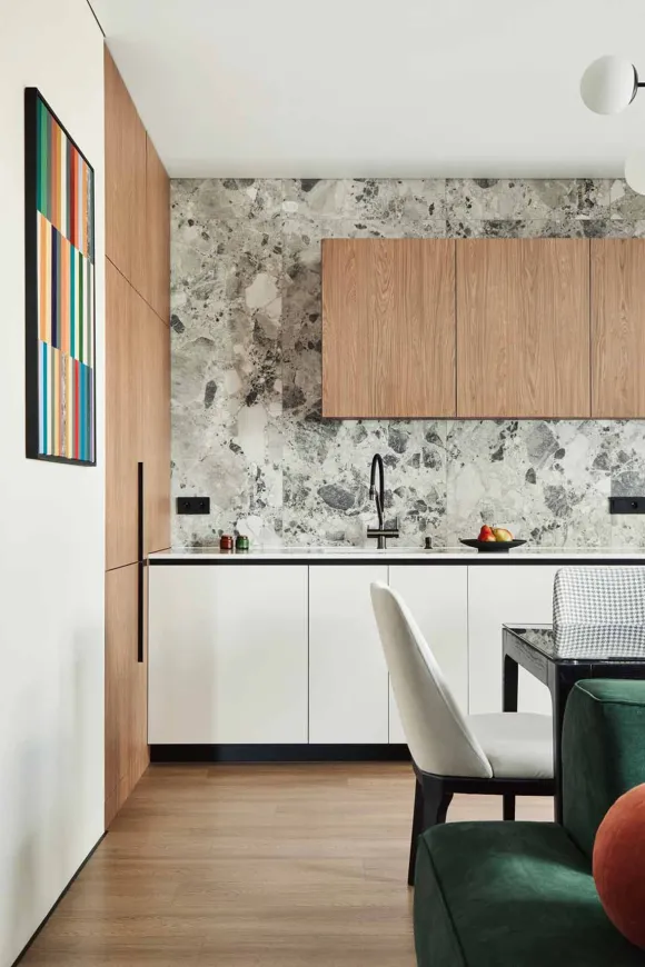 cuisine design ouverte et salon avec canapé vert en velours appartement 105m2 décoration contemporaine