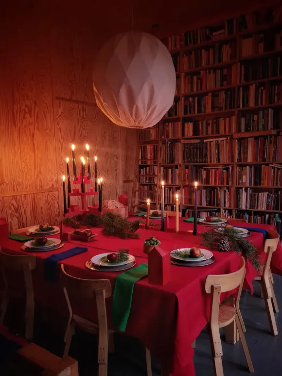 salle à manger décoration de Noël scandinave dans vieille maison en bois
