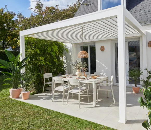 jardin de ville avec pergola bioclimatique