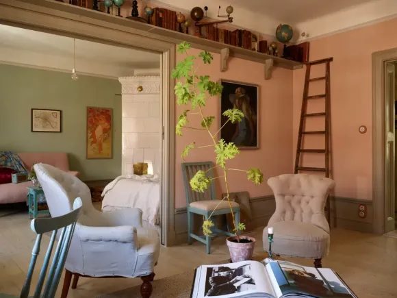 salon vintage murs roses avec poêle décoration scandinave 
