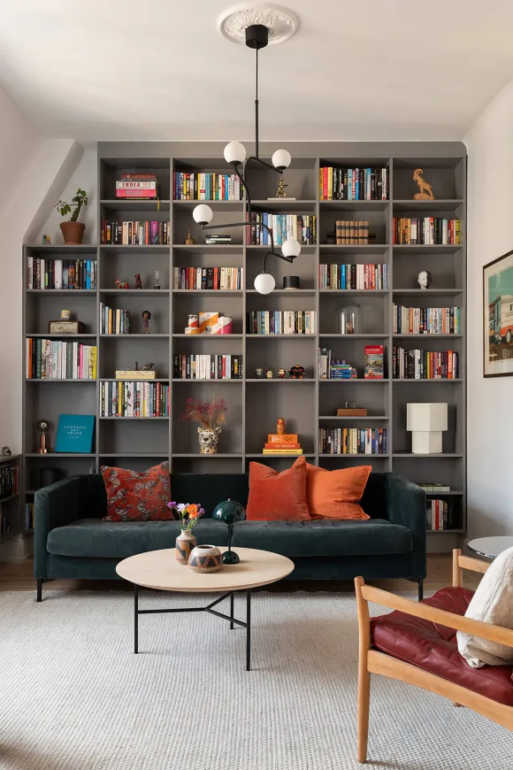 salon avec bibliothèque toute hauteur décoration scandinave