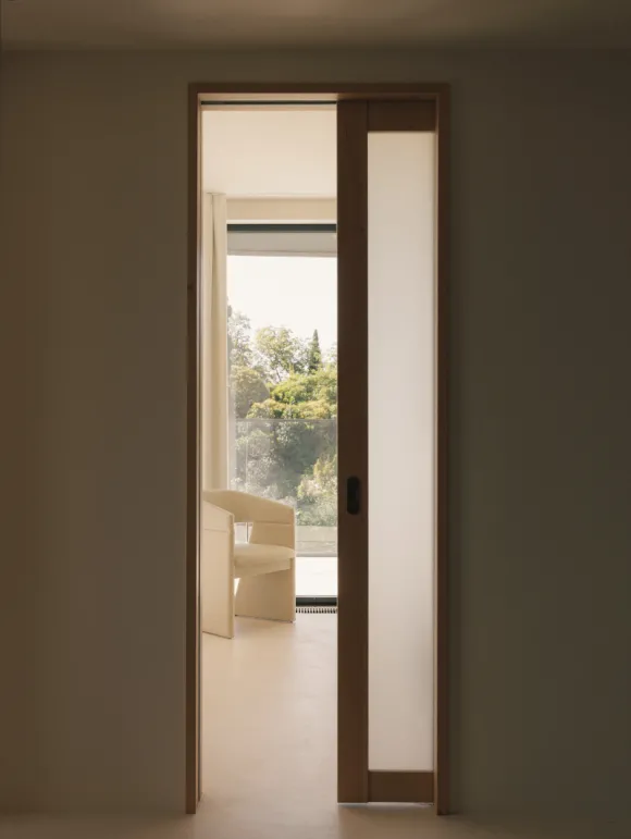 chambre avec porte en bois à galandage décoration contemporaine beige